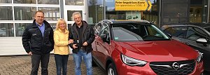 Thomas Krüger vom Osteroder OPEL-Haus unserer Peter-Gruppe übergab kürzlich den Grandland X an Hans-Jürgen Vogt und dessen Frau. Der Firefighter berichtete anschließend von seinem spektakulären Hobby.