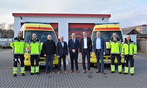 Übergabe von zwei Rettungsfachzeugen des Typs Mercedes-Sprinter