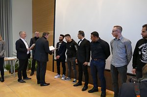 Zeugnis&uuml;bergabe an unsere Mechatroniker-Gesellen
