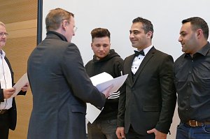 Zeugnis&uuml;bergabe an unsere Mechatroniker-Gesellen