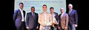 Vertreter der Kfz-Innung Ostthüringen, der Kreishandwerkerschaft, Ausbildungsleiter Achit Tölle, Klassenleiter Ingolf Zupfer und Stefan Haase, Kfz-Innungs-Chef für Ostthüringen, beglückwünschten Lukas Lüdecke als Jahrgangsbesten (v.l.).