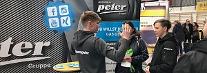 Mechatroniker-Azubi Michael Härter (links) erklärte den interessierten Mädchen und Jungen nicht nur seine Ausbildung, sondern veranschaulichte auch Prozesse aus der Kfz-Werkstatt.