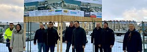 Gemeinsam mit Vertretern der Stadt und Dessauer Mitarbeitern gaben Helmut und Andreas Peter mit der Enthüllung des Baustellenschildes den offiziellen Startschuss für den Baubeginn. 