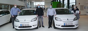 Diakonie-Geschäftsführer Michael Görk (2.v.l.) nahm die elektrisch betriebenen Skoda Citigo von Centerleiter Torsten Wiesner (2.v.r.) in Empfang. Für Doreen Klamereck und Maik Schmidt war es ein ganz neues Fahrgefühl, ein beinahe lautloses Fahrzeug zu steuern.