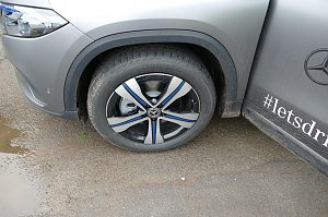 blaue Farbgebung der Felgen - ein Hinweis auf ein Elektrofahrzeug