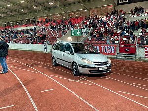 Impressionen von der Fahrzeug&uuml;bergabe in der RWE-Fankurve des Steigerwaldstadions