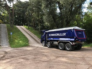 Eindr&uuml;cke vom Fahrzeugtest unter m&ouml;glichen Extrembedingungen einer Baustelle. Besondere Herausforderung: verschlei&szlig;freies Anhalten und Anfahren am Berg.