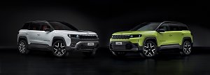 Zwei neue Jeep Compass SUV-Modelle nebeneinander vor schwarzem Hintergrund  links in Weiß, rechts in auffälligem Neongrün, beide mit modernen LED-Frontscheinwerfern und markantem Kühlergrill.