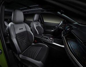 Innenraumaufnahme des Jeep Compass � Vordersitze in schwarz-grauer Lederoptik mit Jeep-Logo, moderner Instrumententafel und gro&szlig;em Panoramadach.
