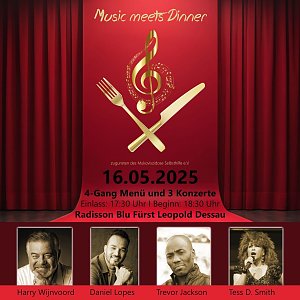 Veranstaltungsplakat: Rotes Plakat mit goldfarbenem Notenschlüssel, Messer und Gabel, Text Music meets Dinner – zugunsten des Mukoviszidose Selbsthilfe e.V., 16.05.2025, 4-Gang Menü und 3 Konzerte, Radisson Blu Fürst Leopold Dessau sowie Porträtbilder der Künstler Harry Wijnvoord, Daniel Lopes, Trevor Jackson und Tess D. Smith.