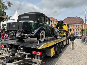 Ein gr&uuml;ner Mercedes-Oldtimer wird auf einem ADAC-Abschleppwagen des Autohaus Peter beim Festumzug in Sondershausen pr&auml;sentiert. Zuschauer s&auml;umen die Stra&szlig;e, im Hintergrund stehen historische Geb&auml;ude.  