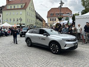 Beim Festumzug in Sondershausen pr&auml;sentiert das Autohaus Peter einen Opel und einen Mercedes-Benz. Zahlreiche Zuschauer s&auml;umen die Stra&szlig;en der Altstadt.