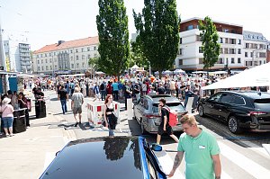 Gro&szlig;er Besucherandrang beim Rolandsfest 2025 in Nordhausen: Zahlreiche Menschen schlendern bei Sonnenschein &uuml;ber das Festgel&auml;nde, vorbei an den ausgestellten �koda-Fahrzeugen des Autohauses Peter. Im Hintergrund sind Marktst&auml;nde, ein Karussell und dichtes Gedr&auml;nge zu sehen.