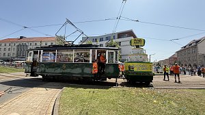 Historische Stra&szlig;enbahn vom Stra&szlig;enbahn-Korso mit XXL-Tortenattrappe zum 125-j&auml;hrigen Jubil&auml;um