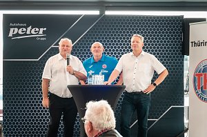 Helmut Peter (links), Herbert M&uuml;ller (Mitte) und Robert B&ouml;hm (rechts) beim THC-Medientag im Autohaus Peter in Erfurt � vor einem Banner mit Autohaus-Logo, an einem Stehtisch mit Getr&auml;nken.