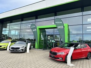 Eingangsbereich des Autohauses Autowelt Peter mit grüner Škoda-Beschilderung. Vor dem Eingang sind mehrere Modelle in leuchtenden Farben ausgestellt.