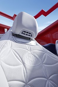 Der neue Mercedes-Maybach SL 680 Monogram Series in verschiedenen Perspektiven sowohl im Red Ambiance, als auch im White Ambiance