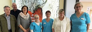Gruppenfoto: Frau Dr. med. Ina Höpfner mit Team und Marko Wuttke, Bürgermeister Steffen Grimm und Landrätin Antje-Hochwind-Schneider