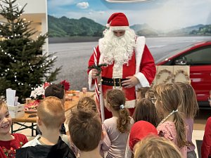 Kita-Kinder begrüßen den Weihnachtsmann im Skoda Autohaus