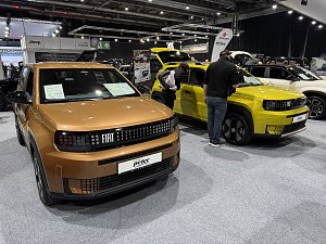 IAT-Modelle auf der Automesse, Besucher bestaunen  Fahrzeuge.