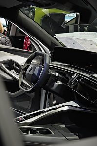 Innenraumansicht eines modernen Peugeot.