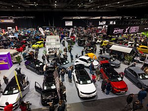 Gro&szlig;e Automesse mit vielen Fahrzeugen und Besuchern.