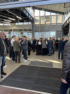Man blickt auf den Check-In des Unternehmerfr&uuml;hst&uuml;cks in Bernburg.