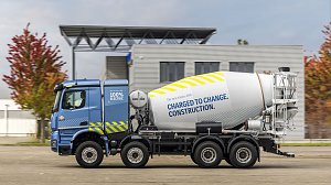 Elektrischer Betonmischer Mercedes-Benz eArocs 400 in Seitenansicht während der Fahrt auf einem Firmengelände
