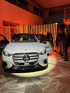 Kunden schauen sich den neuen GLC an, sitze Probe und lassen sich beraten.