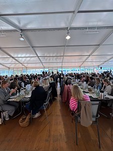 Gro&szlig;es Gastronomiezelt mit langen, voll besetzten Tafeln