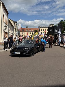 Helmut Rieche, Dr. Silvia Ristow und Ingo Schmidt sitzen in einem schwarzen CLE Cabriolet während des Festumzuges.