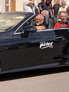 Helmut Rieche, Dr. Silvia Ristow und Ingo Schmidt sitzen in einem schwarzen CLE Cabriolet während des Festumzuges.