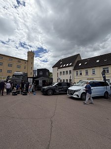 Sicht auf unseren Promotion-Stand: Links steht der Actros und rechts davon der GLC on schwarz und die weiße V-Klasse.