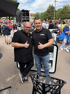Danny Berger (Ersatzteildisponent in Dessau) und Jens Schmalenberger (Centerleiter im Autohaus Peter in Bernburg) mit "Daumen hoch" vor Publikum auf dem Rheineplatz.
