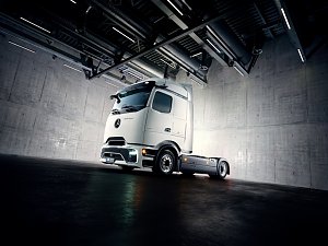 Der eActros 600 Lowliner Prototyp von der Seite.