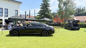 Mercedes-Benz Limousine und SUV werden auf dem Golfplatz vor dem Clubhaus präsentiert.