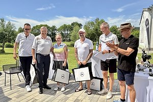 Siegergruppe erhält Preise und Mercedes-Benz Geschenktaschen bei der Siegerehrung.