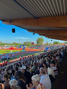 Gut gef&uuml;llte und &uuml;berdachte Zuschauertrib&uuml;nen im Paul-Greifzu-Stadion mit Blick auf die Laufbahn und den Innenraum w&auml;hrend des Leichtathletikmeetings.