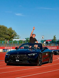 Der deutsche Speerwerfer Julian Weber winkt den Zuschauern aus einem schwarzen Mercedes-AMG SL Cabriolet des Autohauses Peter w&auml;hrend der Ehrenrunde im Stadion zu.
