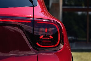 Rücklicht eines roten Mercedes-Benz GLA