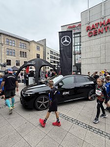 Man sieht einige Teilnehmer, im Fokus des Bildes steht der CLA Shooting Brake in Schwarz, dahinter eine gro&szlig;e schwarze Fahne mit dem wei&szlig;en Mercedes-Benz Stern und dahinter der schwarze, aufblasbare Mercedes-Benz Pavillon.