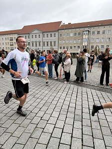 Man sieht einen L&auml;ufer unseres peter-Teams auf der Strecke.