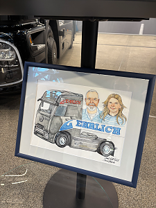 Eine Zeichnung von einem Mercedes-Benz Lkw und den Portr&auml;ts von Natalie Ehrlich und Oliver Knauth. Der Name EHRLICH ist gro&szlig; in Blau und Rot integriert.