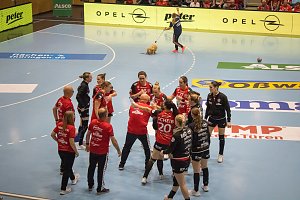 Handball-Spielerinnen auf dem Spielfeld in der Salza-Halle