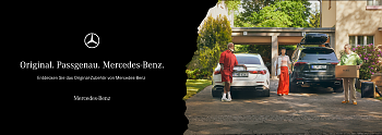Original. Passgenau. Mercedes-Benz. Zu sehen ist eine Einfahrt mit zwei Mercedes-Benz Modellen mit Mercedes-Benz Original Zubehör und verschiedenen Nachbarn. (Mercedes-Benz AG)