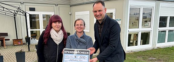 Das Tierheim freut sich &uuml;ber die Spende (Autohaus Peter)