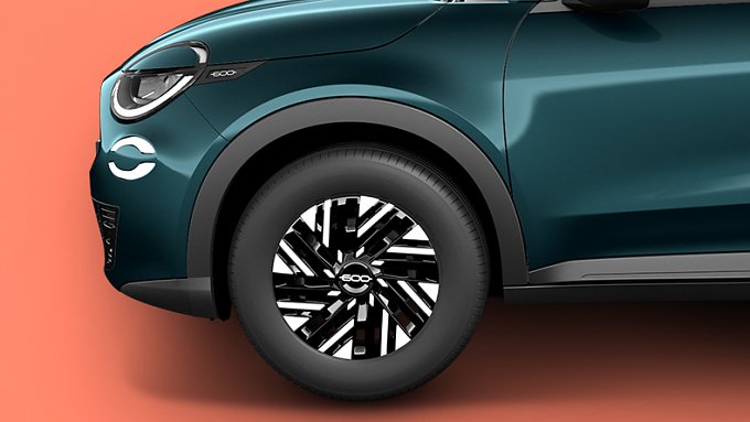 Detailaufnahmen eines blauen Fiat 600: Vorderrad