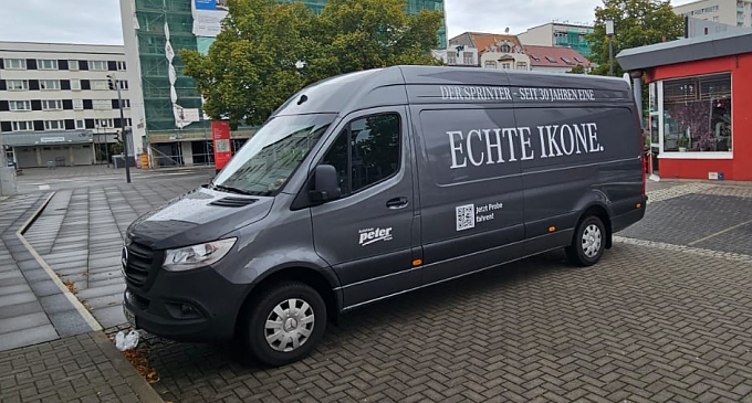 Bild von einem grauen Sprinter der beim CityRun als Straßensperre diente.