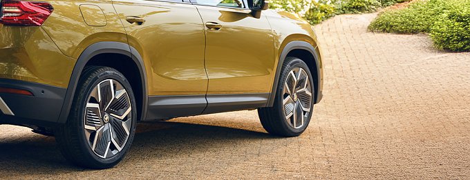 Detailansicht Sommerreifen am Auto Seitenansicht