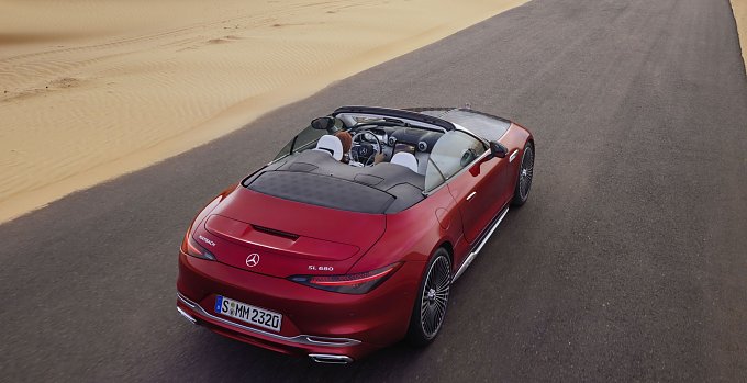 Der neue Maybach SL680 im Red Ambiance in Wüstenumgebung.